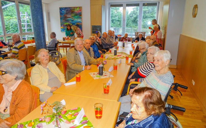 Trotz schlechtem Wetter ließen sich die Bewohner*innen die Laune nicht verderben und feierten im Festsaal was das Zeug hielt.
