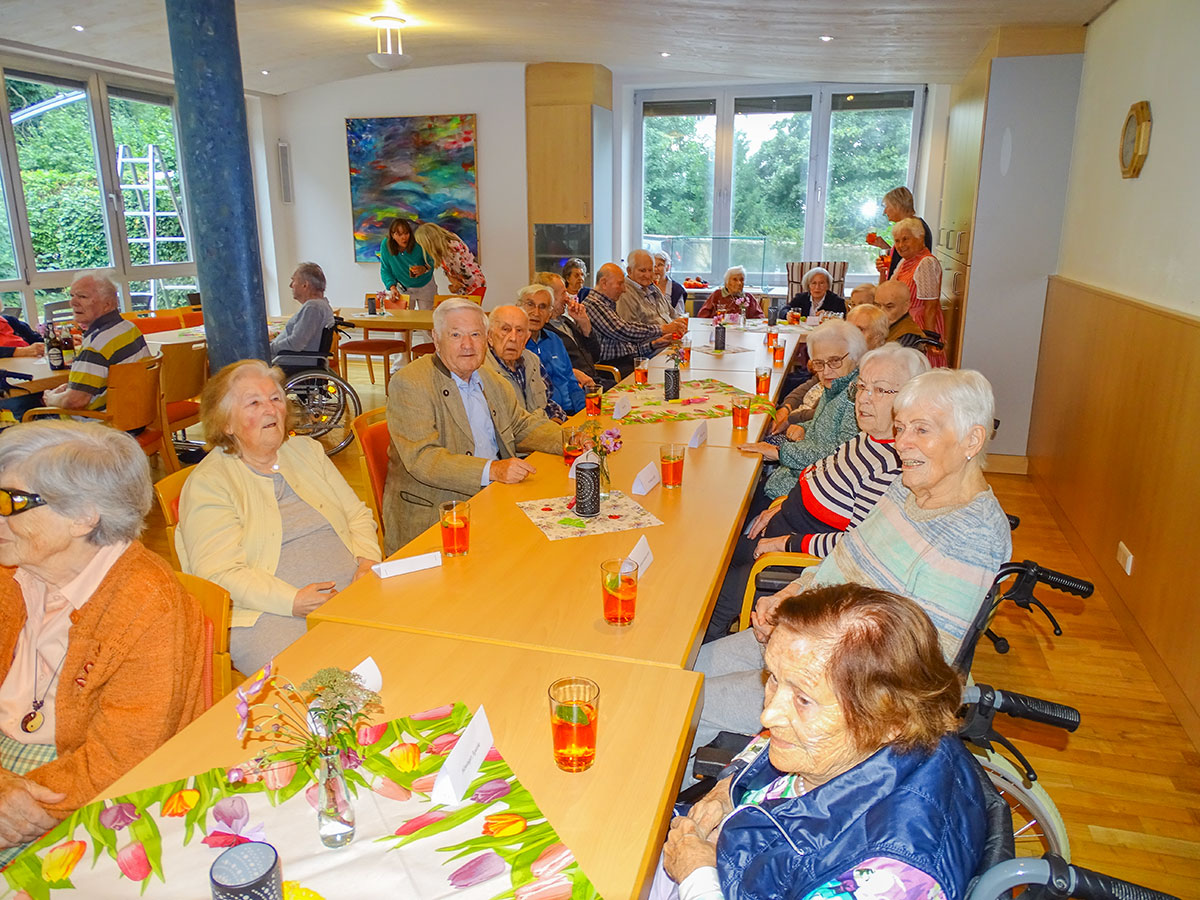 Trotz schlechtem Wetter ließen sich die Bewohner*innen die Laune nicht verderben und feierten im Festsaal was das Zeug hielt.