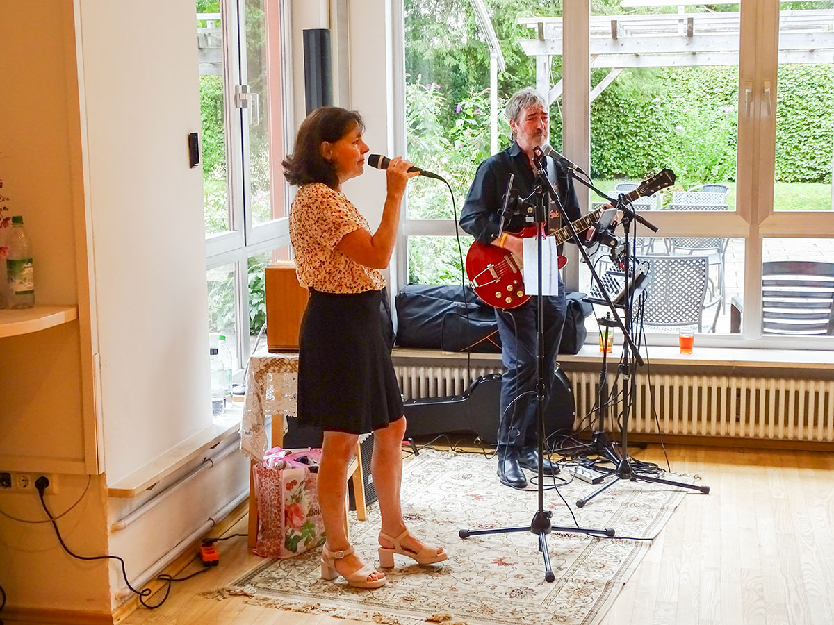 Das Duo Connie & Francis sorgten mit Evergreens und Schlager aus der guten alten Zeit für die musikalische Umrahmung. Viele kannten sogar noch die Interpreten der dargebotenen Lieder.