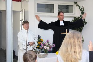 Pastoralreferentin Dr. Melanie Lüking und Pfarrer Stefan Hradetzky segneten Kinder und Mitarbeitende während einer kurzen Andacht im Eingangsbereich des modernisierten Gebäudes