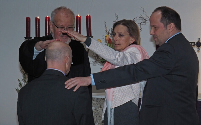 Für den Dienst gesegnet. Von links: Thomas Opitz, Pfarrer Helmut Eisenrieder, Ulrike Anders, Andreas Karau.