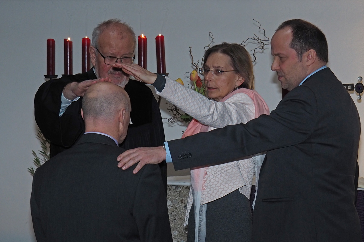 Für den Dienst gesegnet. Von links: Thomas Opitz, Pfarrer Helmut Eisenrieder, Ulrike Anders, Andreas Karau.