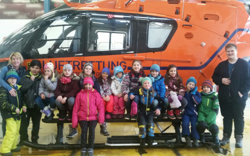 Abenteuer Rettungshubschrauber: Kinder des Kinderhorts „Die Murmel“ mit Leiterin Anna Auer und Korbinian Huber.
