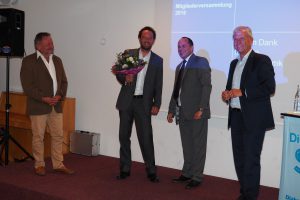 Bild von links: Fachbereichsleiter Sepp Ramstetter und sein Nachfolger Stefan Rösler mit Geschäftsführer Andreas Karau und Dekan Peter Bertram.