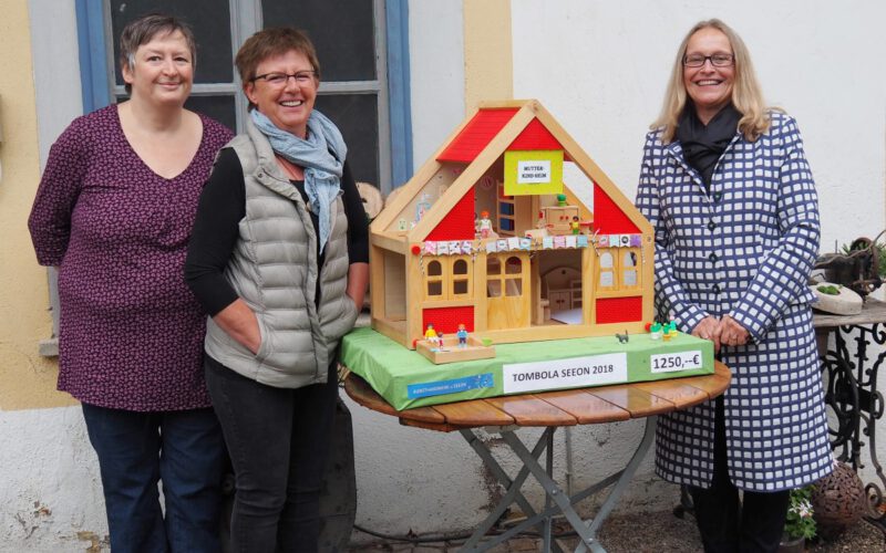 von links: Katrin Schmitz und Irmgard Kurz-Minisini übergeben Margarete Winnichner „das Mutter-Kind-Heim“ als Symbol für die Spende über 1250 Euro.