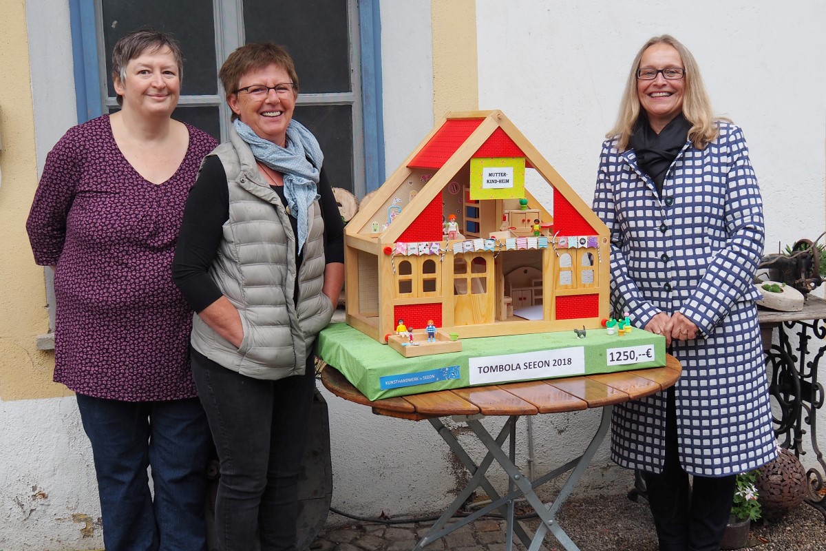 von links: Katrin Schmitz und Irmgard Kurz-Minisini übergeben Margarete Winnichner „das Mutter-Kind-Heim“ als Symbol für die Spende über 1250 Euro.