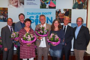 Für 15 Jahre wurden geehrt (ab zweiter Person von links): Klaus Schultze (Sozialpsychiatrischer Dienst Altötting), Claudia Pickart (Fachakademie für Sozialpädagogik Mühldorf), Bernhard Pritschet (Sozialpsychiatrischer Dienst Mühldorf), Doris Sax (Tageszentrum Waldkraiburg). Weitere Personen von links: Andreas Karau (Vorstand), Peter Bertram (Dekan), Thomas Pfeifer (Vorsitzender Mitarbeitervertretung.