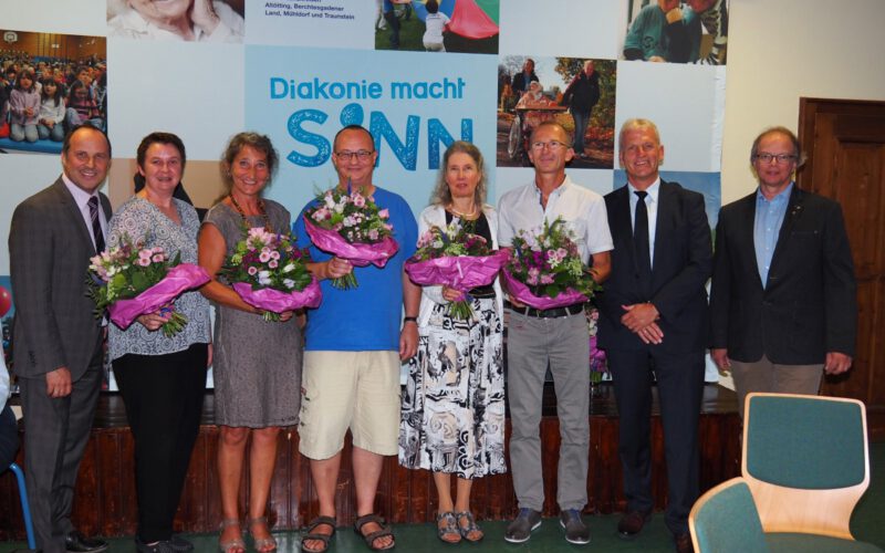 Geehrt wurden: Für 35 Jahre (vierte Person von rechts): Dorle Dittmar (Fachakademie für Sozialpädagogik Mühldorf) Für jeweils 20 Jahre (ab zweite Person von links): Juliane Schiefecker (Sozialpsychiatrischer Dienst Altötting), Angelika Fuchs-Steinmassl (Sozialpsychiatrischer Dienst Mühldorf), Wolfgang Schmid (Sozialpsychiatrischer Dienst Mühldorf), Konrad Göbl (Tageszentrum Neuötting). Weitere Personen von links: Andreas Karau (Vorstand), Peter Bertram (Dekan), Thomas Pfeifer (Vorsitzender Mitarbeitervertretung.