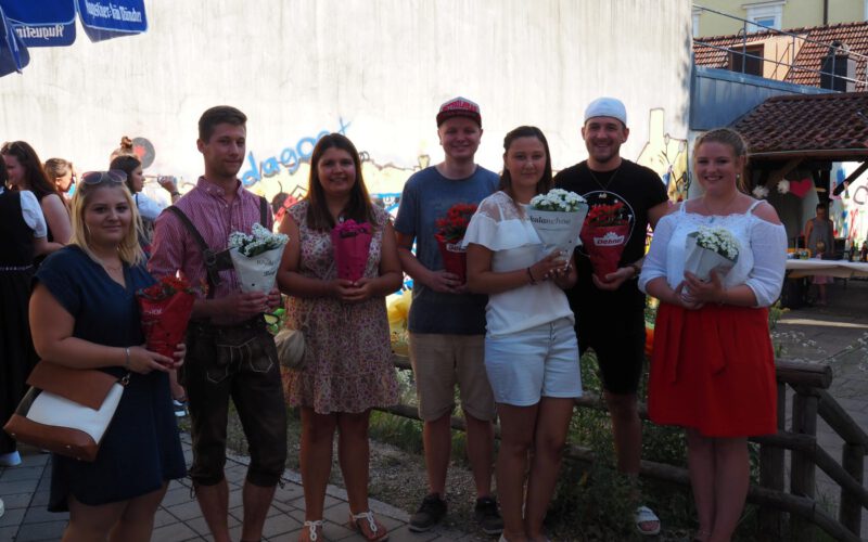 Als Dankeschön Für Das Engagement Erhielten Die Kurssprecher Blumen.