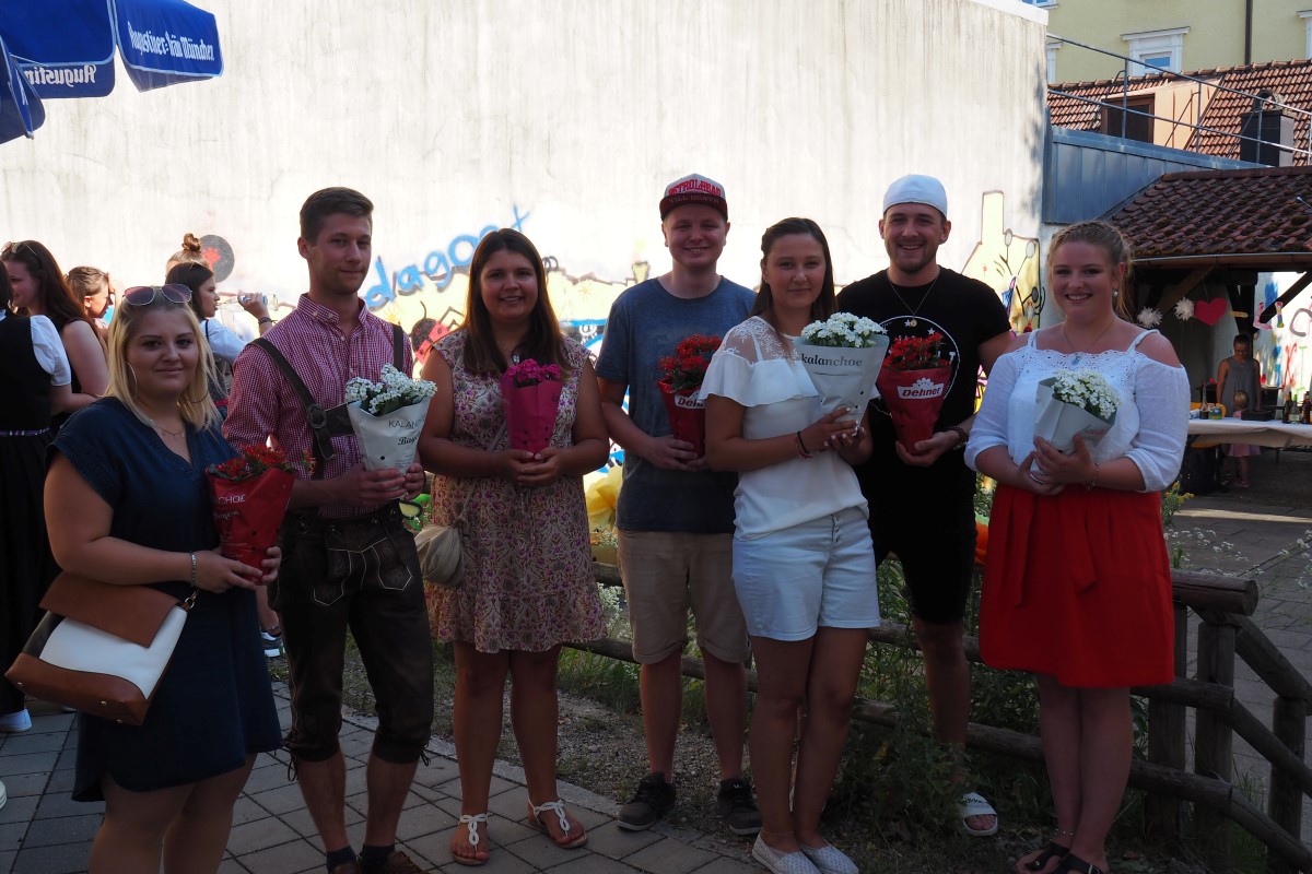 Als Dankeschön für das Engagement erhielten die Kurssprecher Blumen.