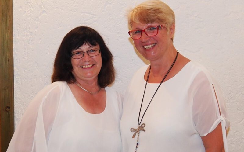 Geschäftsbereichsleiterin Christine Bohl (rechts) und Johanna Scheller, Leiterin der Telefonseelsorge, dankten bei der Jubiläumsfeier den anwesenden Ehrenamtlichen für das große Engagement.