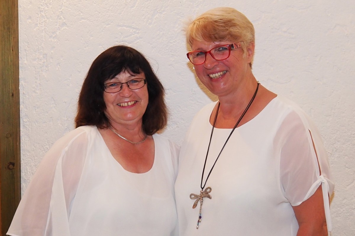 Geschäftsbereichsleiterin Christine Bohl (rechts) und Johanna Scheller, Leiterin der Telefonseelsorge, dankten bei der Jubiläumsfeier den anwesenden Ehrenamtlichen für das große Engagement.