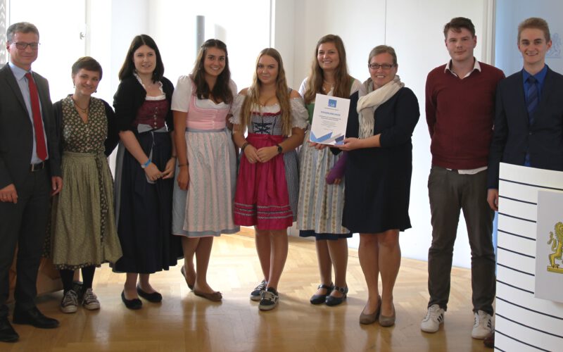 Kultusminister Bernd Sibler mit dem Siegerteam der Fachakademie für Sozialpädagogik Traunstein, Lukas Straubinger, stellvertr. Landesschülersprecher der beruflichen Schulen (2.v.r.), und Maximilan Knack, Landesschülersprecher der Realschulen (r.)