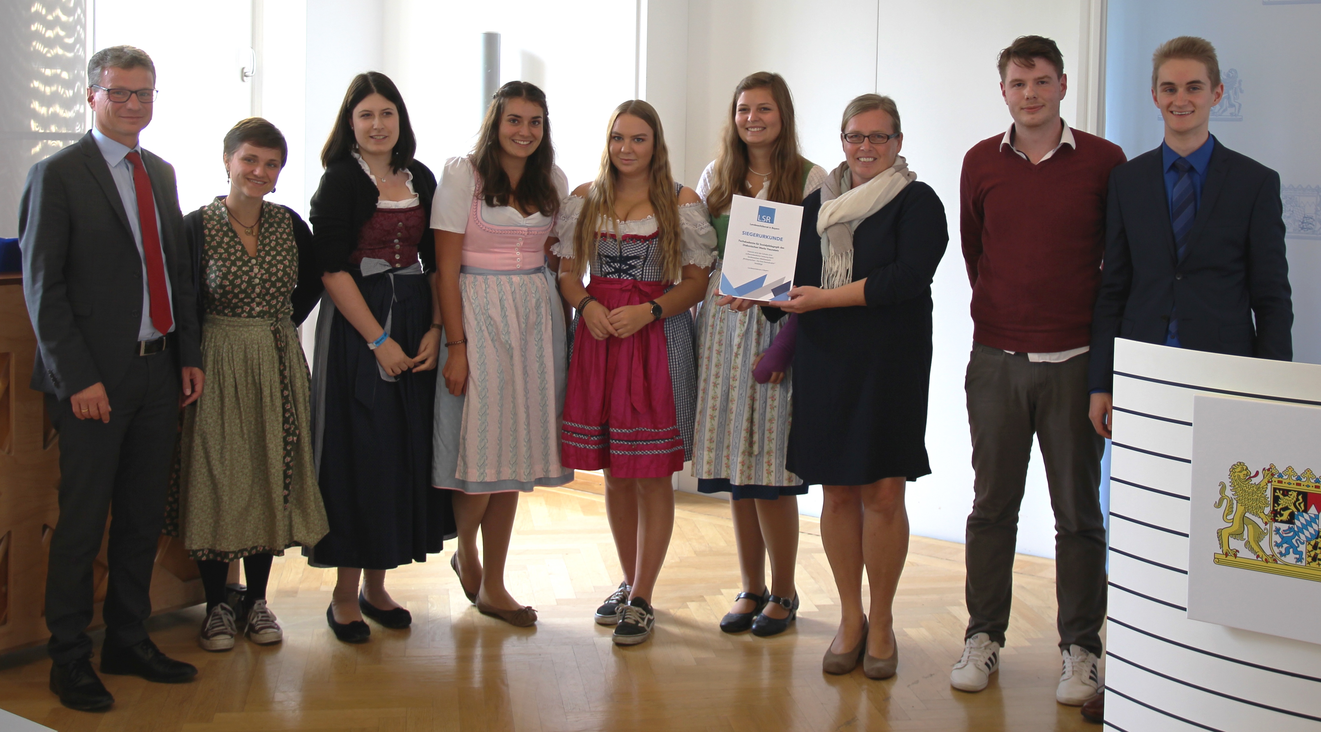 Kultusminister Bernd Sibler mit dem Siegerteam der Fachakademie für Sozialpädagogik Traunstein, Lukas Straubinger, stellvertr. Landesschülersprecher der beruflichen Schulen (2.v.r.), und Maximilan Knack, Landesschülersprecher der Realschulen (r.)