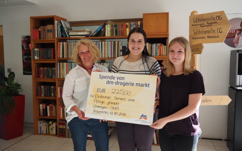Von links: Pflegedienstleiterin Beate Hamm freut sich über die Spende, die die Auszubildenden Carina Neuenhoff und Sara Kohlpointner überreichten.