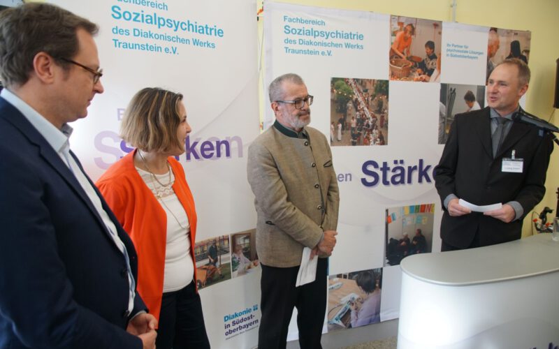 Tageszentrumsleiter Ludwig Doben (rechts) begrüßt (von links) MdL Dr. Martin Huber, Bezirksrätin Claudia Hausberger und Zweiter Bürgermeister Richard Fischer.