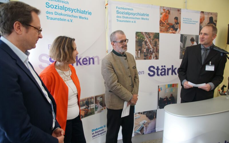 Tageszentrumsleiter Ludwig Doben (rechts) Begrüßt (von Links) MdL Dr. Martin Huber, Bezirksrätin Claudia Hausberger Und Zweiter Bürgermeister Richard Fischer.