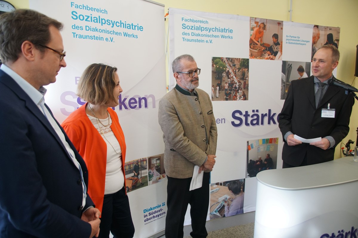 Tageszentrumsleiter Ludwig Doben (rechts) begrüßt (von links) MdL Dr. Martin Huber, Bezirksrätin Claudia Hausberger und Zweiter Bürgermeister Richard Fischer.