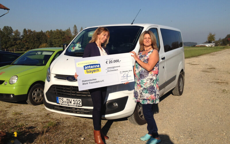 Felicitas Hönes, Geschäftsführerin der Stiftung Antenne Bayern hilft, übergibt Monica Ana Hihn von der Mädchenwohngruppe Schlehberg den symbolischen Spendenscheck über 20 000 Euro.