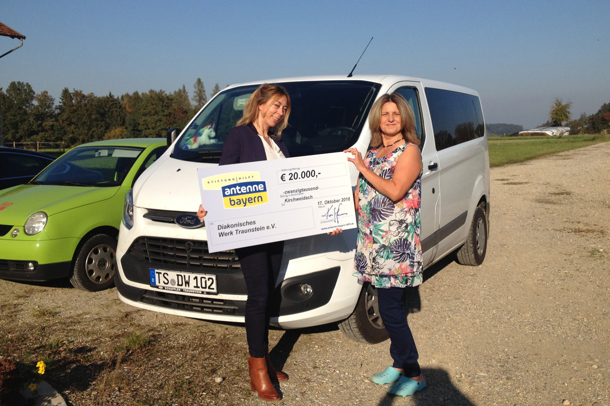 Felicitas Hönes, Geschäftsführerin der Stiftung Antenne Bayern hilft, übergibt Monica Ana Hihn von der Mädchenwohngruppe Schlehberg den symbolischen Spendenscheck über 20 000 Euro.