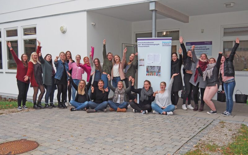 Auch am Ende des Aktions- und Informationstags an der Fachakademie für Sozialpädagogik Traunstein der Diakonie sind die Studierenden gut gelaunt und voll motiviert.