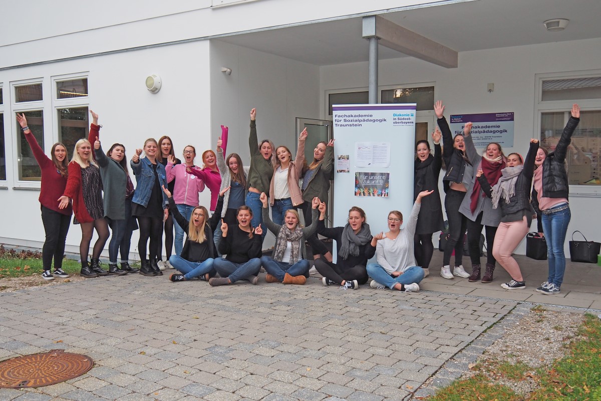 Auch am Ende des Aktions- und Informationstags an der Fachakademie für Sozialpädagogik Traunstein der Diakonie sind die Studierenden gut gelaunt und voll motiviert.