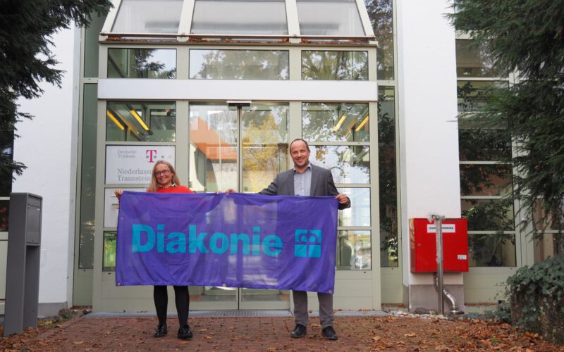Ab sofort befindet sich die Geschäftsstelle des Diakonischen Werks Traunstein in der Rosenheimer Straße 9. Vorstand und Geschäftsführer Andreas Karau und Stellvertreterin Margarete Winnichner freuen sich über den gut organisierten Umzug.