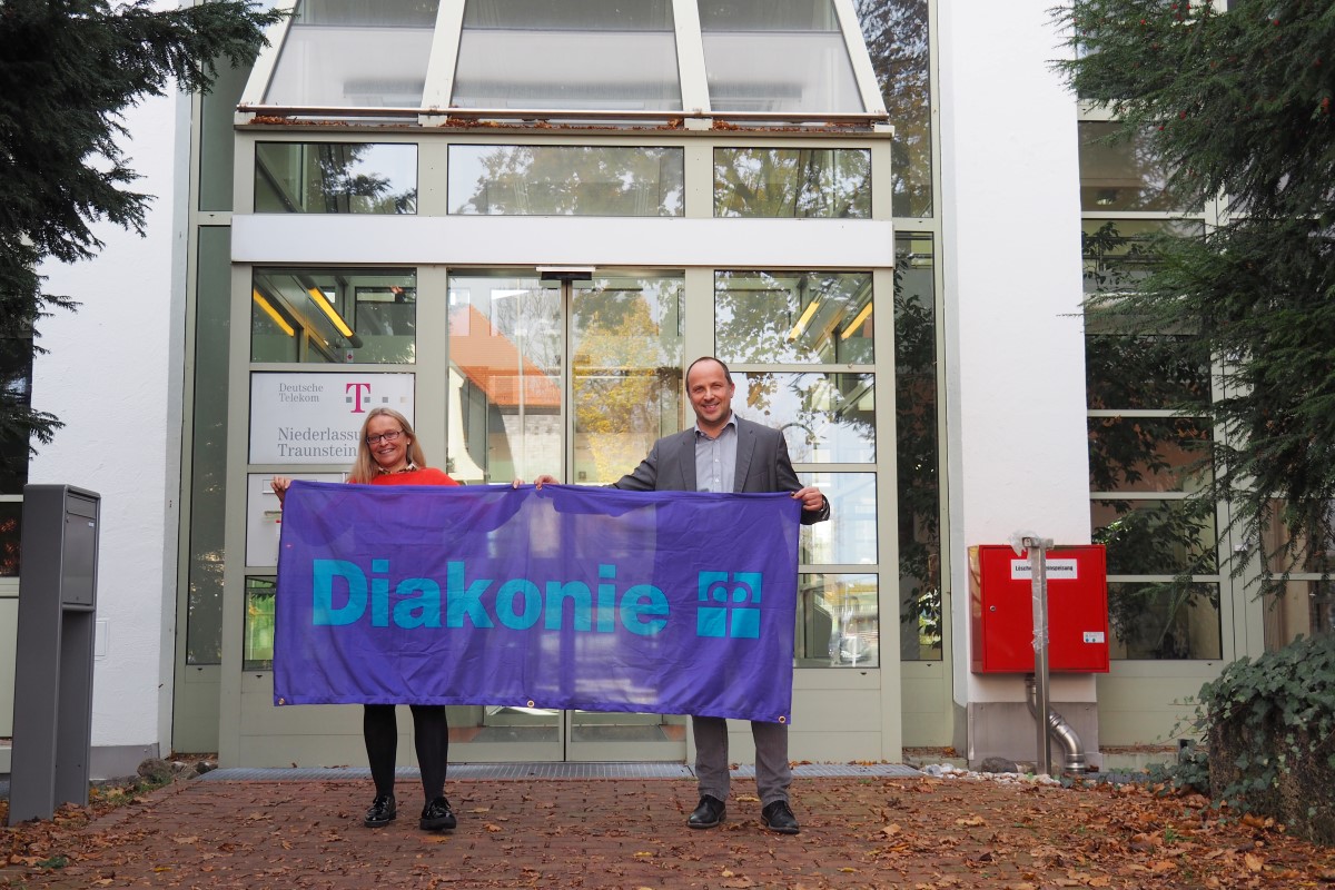 Ab sofort befindet sich die Geschäftsstelle des Diakonischen Werks Traunstein in der Rosenheimer Straße 9. Vorstand und Geschäftsführer Andreas Karau und Stellvertreterin Margarete Winnichner freuen sich über den gut organisierten Umzug.