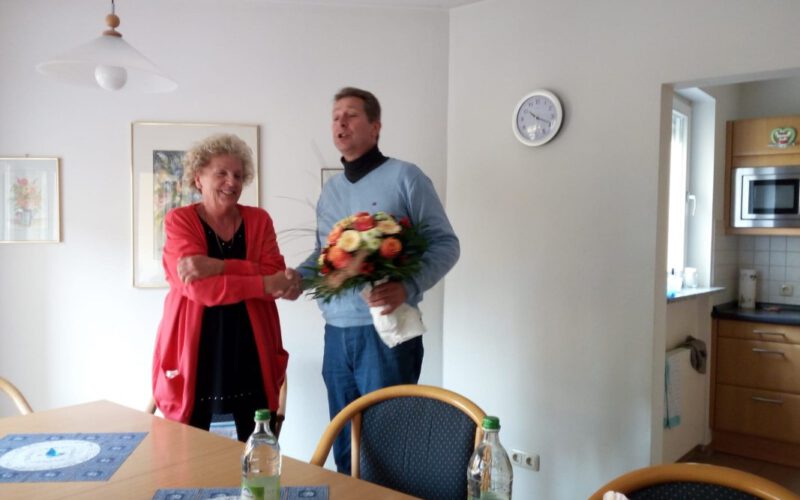 Kurt Schmoll bedankt sich für das außerordentliche Engagement bei Ingrid Kasa.