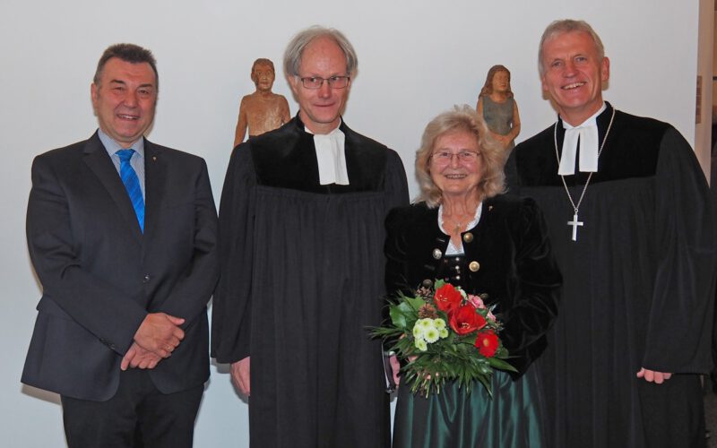 Annelie Gromoll wurde für ihre langjährige ehrenamtliche Tätigkeit als Diakoniebeauftragte geehrt. Von links: Diakon Robert Münderlein, Pfarrer Thomas Seitz, Diakoniebeauftragte Annelie Gromoll, Dekan Peter Bertram.