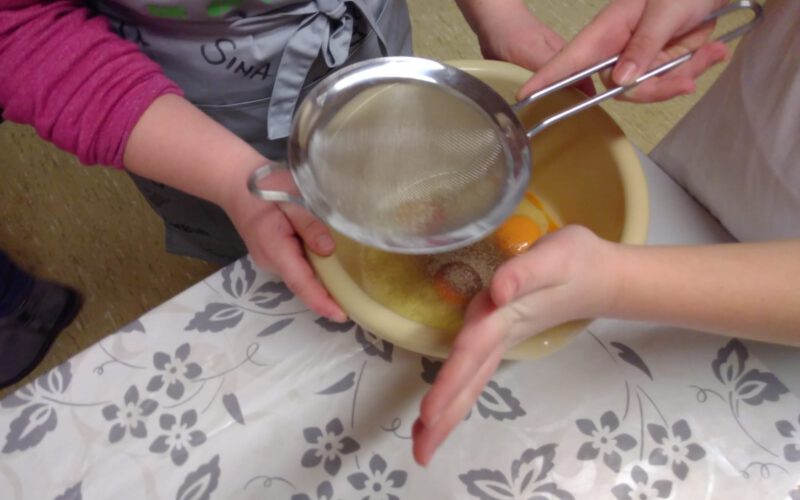 Kinder zu Besuch im Übungsfach "Kochen mit Kindern" an der Fachakademie Mühldorf