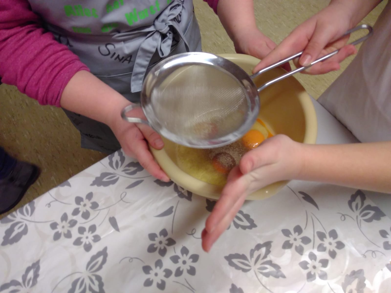 Kinder zu Besuch im Übungsfach "Kochen mit Kindern" an der Fachakademie Mühldorf
