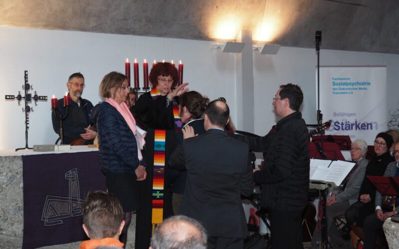 Pfarrerin Andrea Klopfer, Ulrike Anders (links), Kirchenvorsteherin und Mitglied des Kuratoriums der Diakonie sowie Diakonievorstand Andreas Karau und Dirk Hentrich (rechts), über viele Jahre Vorgesetzter von Kerstin Hodina, baten um Gottes Segen für ihre neue Aufgabe.