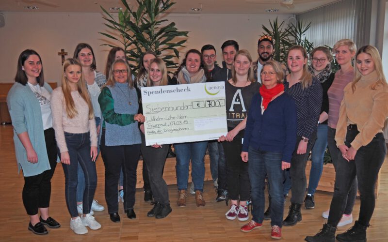 Eine Spende über 700 Euro überreichten Auszubildende der Dragonpharm Tittmoning, darunter die JAV-Vorsitzende Magdalena Prechtl (Achte von links) den Verantwortlichen des Wilhelm-Löhe-Heims der Diakonie, Margarete Winnichner (Vierte von links) und Ulrike Tieman-Glaser (Fünfte von rechts).