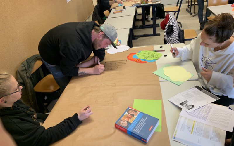 Studierende erarbeiten sich das Thema " Die Bedeutung von Spielen und Lernen"