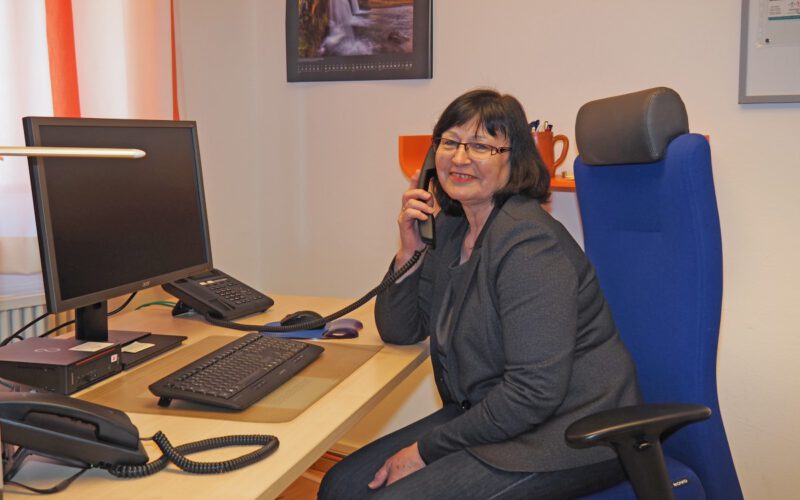 Johanna Scheller, Leiterin der Telefonseelsorge Traunstein, informiert am Dienstag, 28.05.19 um 18.30 Uhr in Traunstein, Martin-Luther-Platz 4, über die Ausbildung für den Dienst am Telefon.