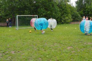 Intensive Spielszenen gab es beim Bubble Soccer zu sehen.