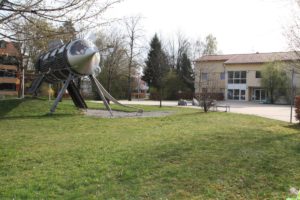 Die Rakete am Vorplatz des Wilhelm-Löhe-Zentrums steht für die jungen Besucher bereit.