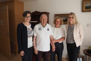 Stolz zeigt Bewohner Peter Fischer den Gästen sein Appartement. Von links: Sandra Schuhmann, Peter Fischer, Beate Hamm, Renate Backhaus