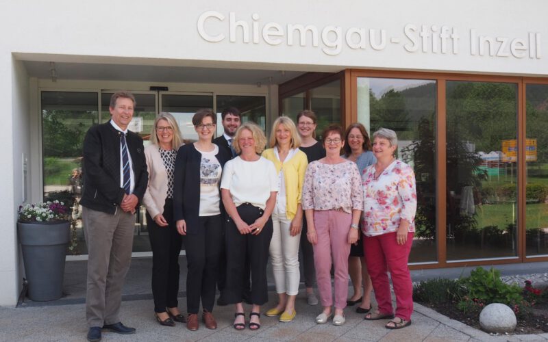 Sich austauschen und neu Kraft schöpfen für den Pflegealltag. Von links: Kurt Schmoll (Fachbereichsleitung Pflege), Renate Backhaus (Fachreferentin Diakonie Bayern), Sandra Schuhmann (Vorstand Diakonie Bayern), Marco Garhut (Wohnbereichsleitung), Beate Hamm (Pflegedienstleitung Chiemgau-Stift Inzell), Kerstin Niemietz (Pflegedienstleitung Seniorenzentrum Wartberghöhe), Lydia König (Wohnbereichsleitung), Margarete Reibnegger (soziale Betreuung), Ingrid Thaler (Hauswirtschaftsleitung Chiemgau-Stift Inzell), Ruth Lehmann (Hauswirtschaftsleitung Seniorenzentrum Wartberghöhe)
