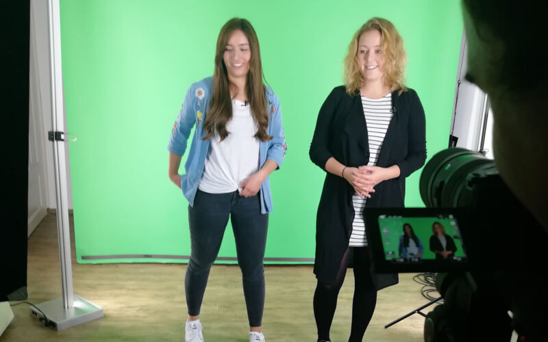 "Kamera läuft": Die teilnehmenden Studierenden zeigten sich bei den Aufnahmen des Imagevideos für den Chiemgauer Wirtschaftspanther souverän.