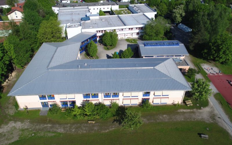 Um diese beiden Baukomplexe des Wilhelm-Löhe-Förderzentrums in Traunreut, die dringend sanierungsbedürftig sind, geht es: Entweder es wird neu gebaut, oder die Gebäude werden saniert und erweitert.