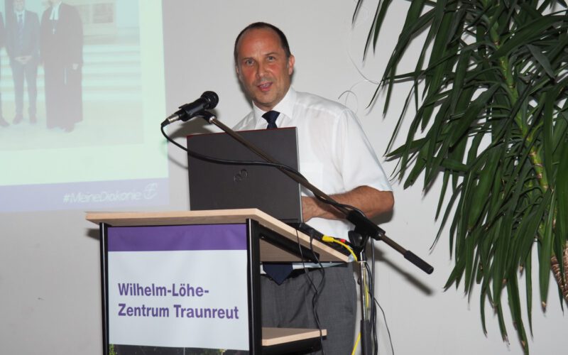 Vorstand Andreas Karau informierte die Besucher der Mitgliederversammlung des Diakonischen Werks Traunstein über die wichtigsten Neuerungen des vergangenen Jahres und über die finanziellen Entwicklungen.