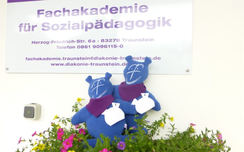 Mika und Mika treffen in der Fachakademie Traunstein ein.