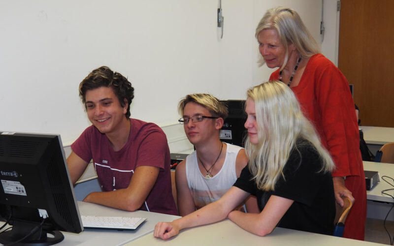 Mit Hilfe sozialpädagogischer Begleitung zum Erfolg. Von links Nico, Bastian und Vivien mit Sozialpädagogin Barbara Birkner.