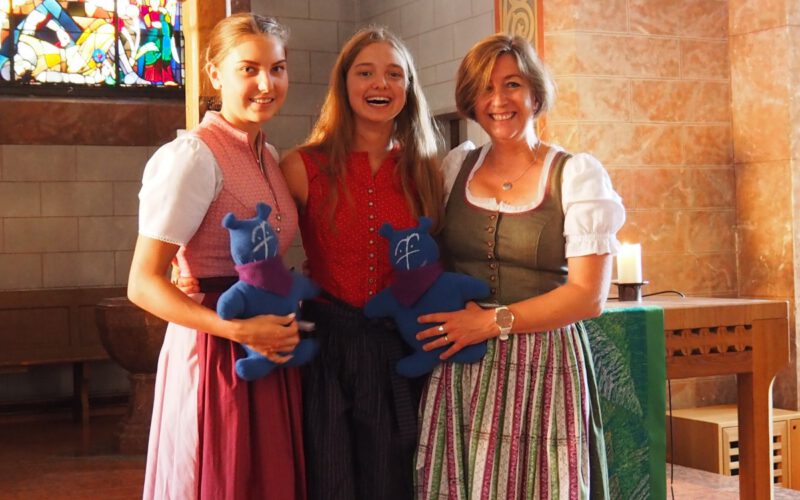 Tamina Backe (von links) und Veronika Wagner, hier zusammen mit der stellvertretenden Leiter der Fachakademie, Barbara Berger, haben als Glücksbringer für ihre Auslandseinsätze je einen „Mika“, das Maskottchen des Diakonischen Werks, überreicht bekommen.
