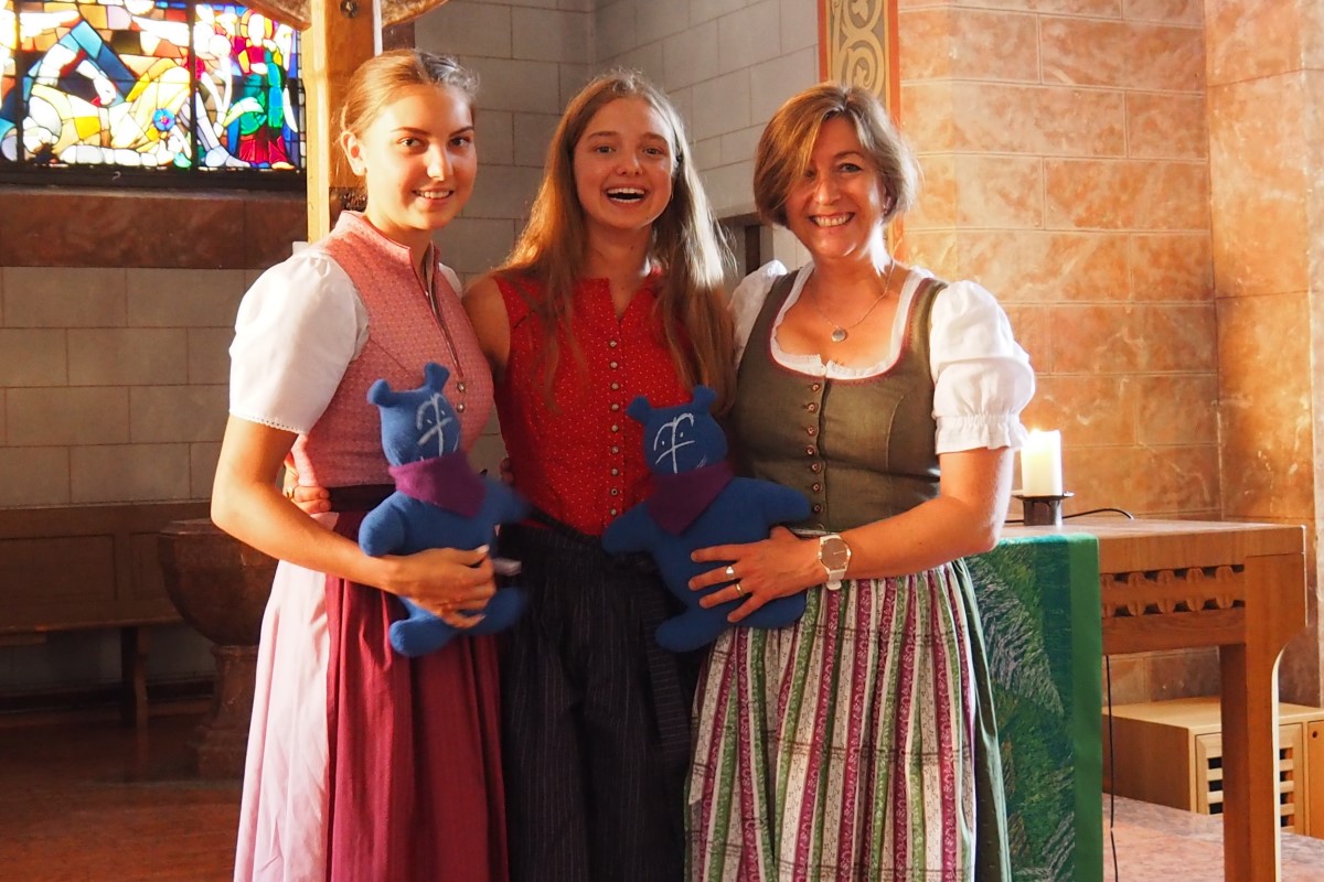 Tamina Backe (von links) und Veronika Wagner, hier zusammen mit der stellvertretenden Leiter der Fachakademie, Barbara Berger, haben als Glücksbringer für ihre Auslandseinsätze je einen „Mika“, das Maskottchen des Diakonischen Werks, überreicht bekommen.