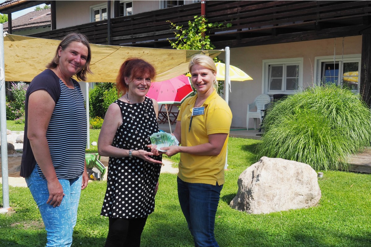 Monika Schwarzenböck (EDEKA-Märkte Kaltschmid) überreicht Veronika Kecht und Marianne Mitterer vom Mutter-Kind-Wohnen der Diakonie eine Spende über 1035 Euro.
