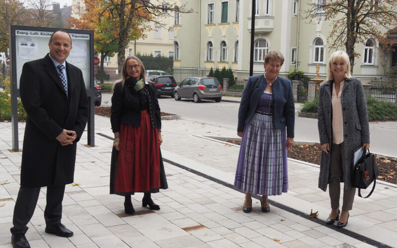 Ankunft in Traunstein. Von rechts: Sozialministerin Carolina Trautner, stellvertretende Landrätin Resi Schmidhuber, Margarete Winnichner (2. Vorstand Diakonisches Werk Traunstein), Andreas Karau (1. Vorstand Diakonisches Werk Traunstein).