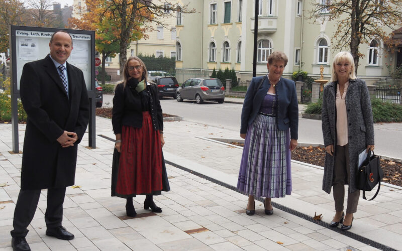 Ankunft In Traunstein. Von Rechts: Sozialministerin Carolina Trautner, Stellvertretende Landrätin Resi Schmidhuber, Margarete Winnichner (2. Vorstand Diakonisches Werk Traunstein), Andreas Karau (1. Vorstand Diakonisches Werk Traunstein).